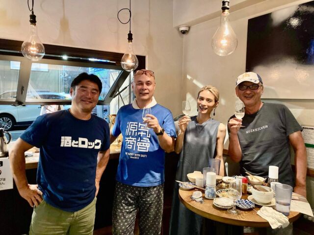 今宵は酒と塩の会議
町田にある蔵屋sakelaboで酒と塩のマリアージュについて楽しくお話しさせていただきました
日本ソルトコーディネーター協会青山代表の楽しく為になる話を聞きながら、旨い酒と塩を楽し見ました
これからプロジェクトがどのように進むのか、ワクワクとしております^_^