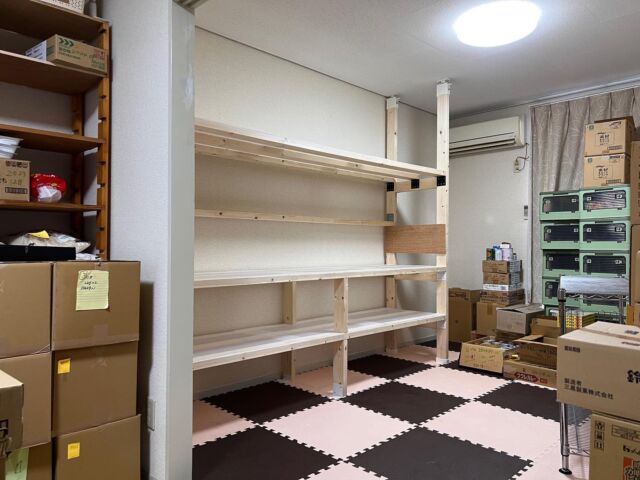 本日の大工仕事の成果
フードパントリーえんむすびさんの食品仕分け用の棚をボランティア仲間の二人で作りました。
あーだこーだ相談しながらの楽しい作業でした。
労働の後の酒が美味い😋