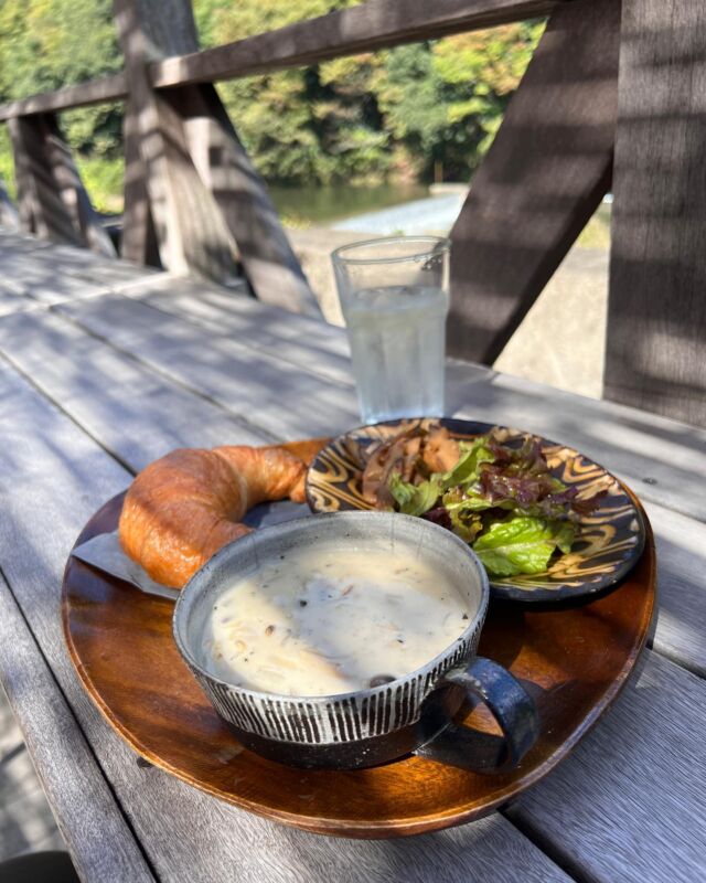 近所のカフェ
川沿いにテラス席があって
ランチも美味しい

愛川町👍