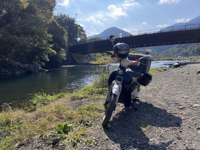 秋晴れの続く週
近所の郵便局に荷物を出して
近所の河原に行くだけで
リフレッシュ
相棒のリトルカブ
かわいい